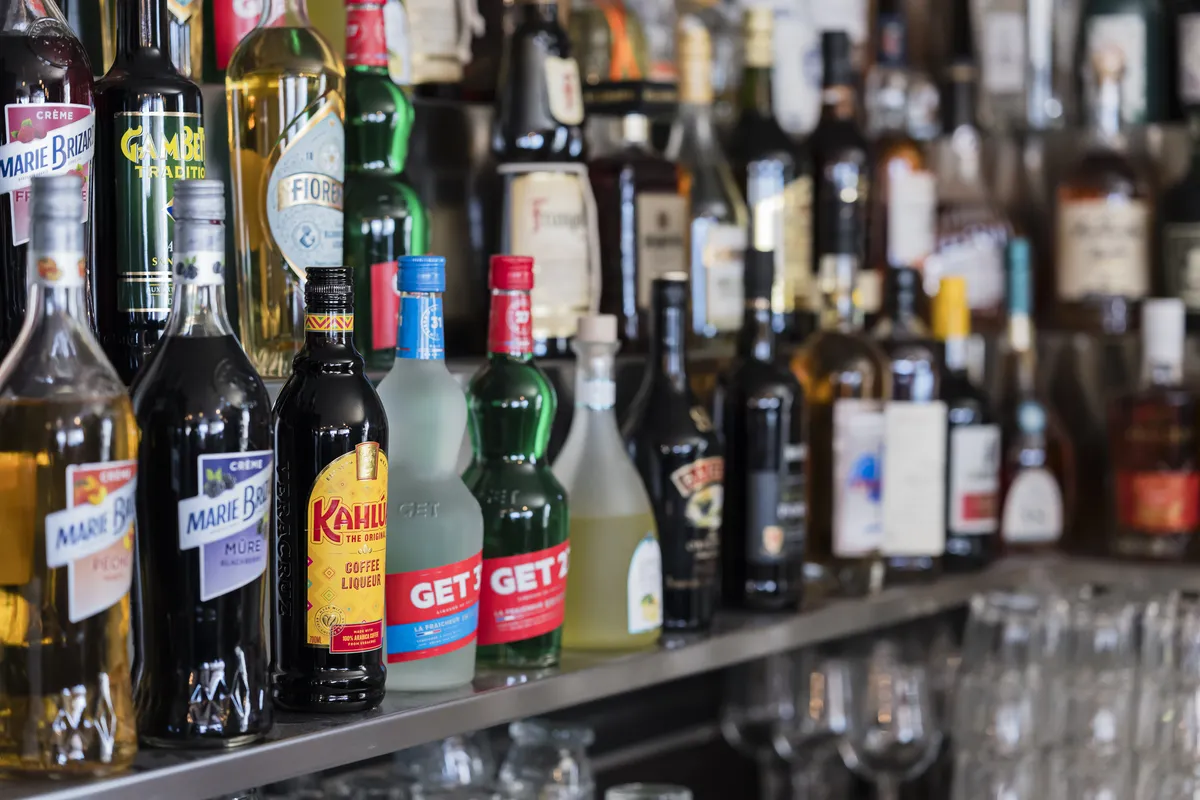 Sélection de spiritueux au bar