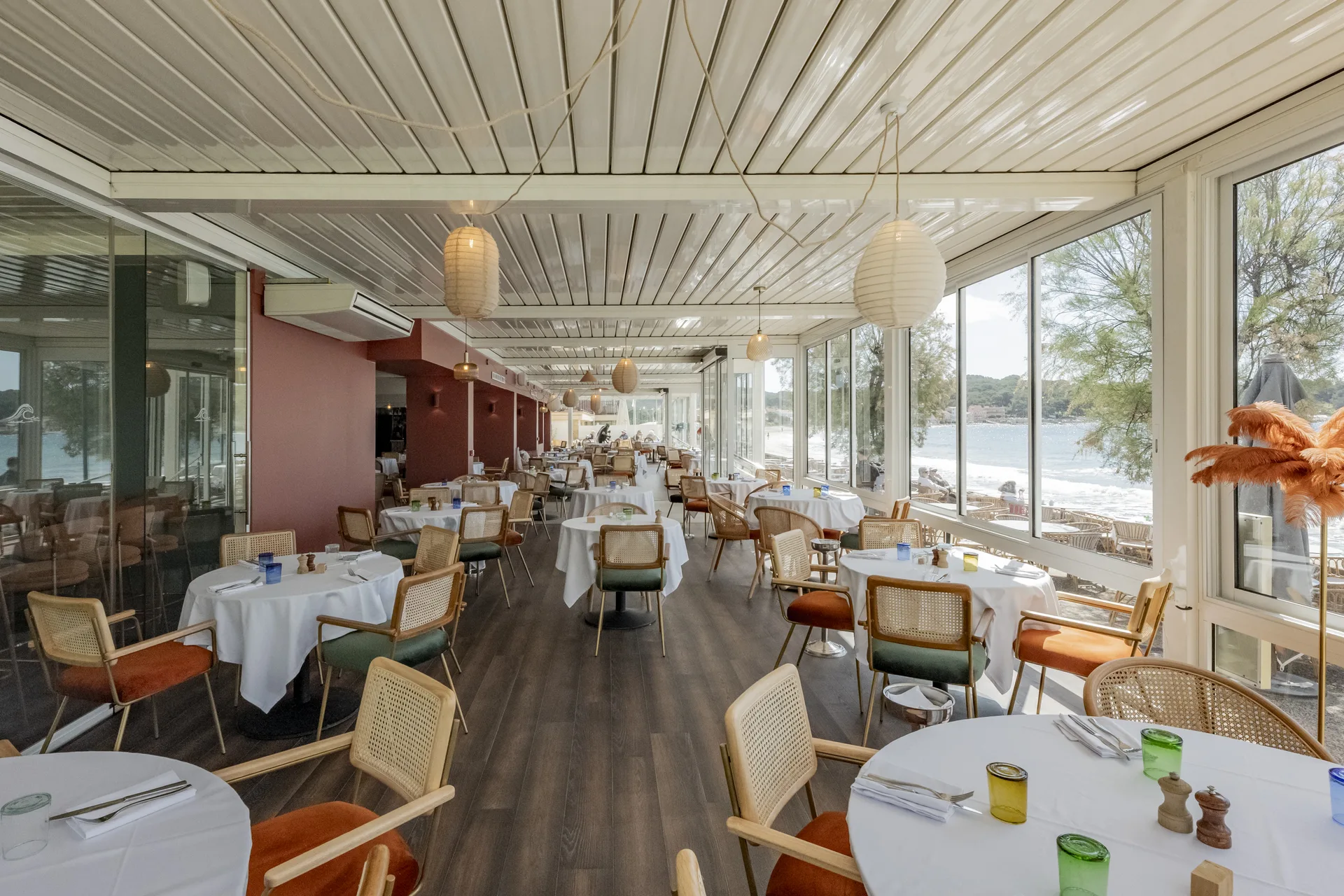 Salle vitrée face à la mer