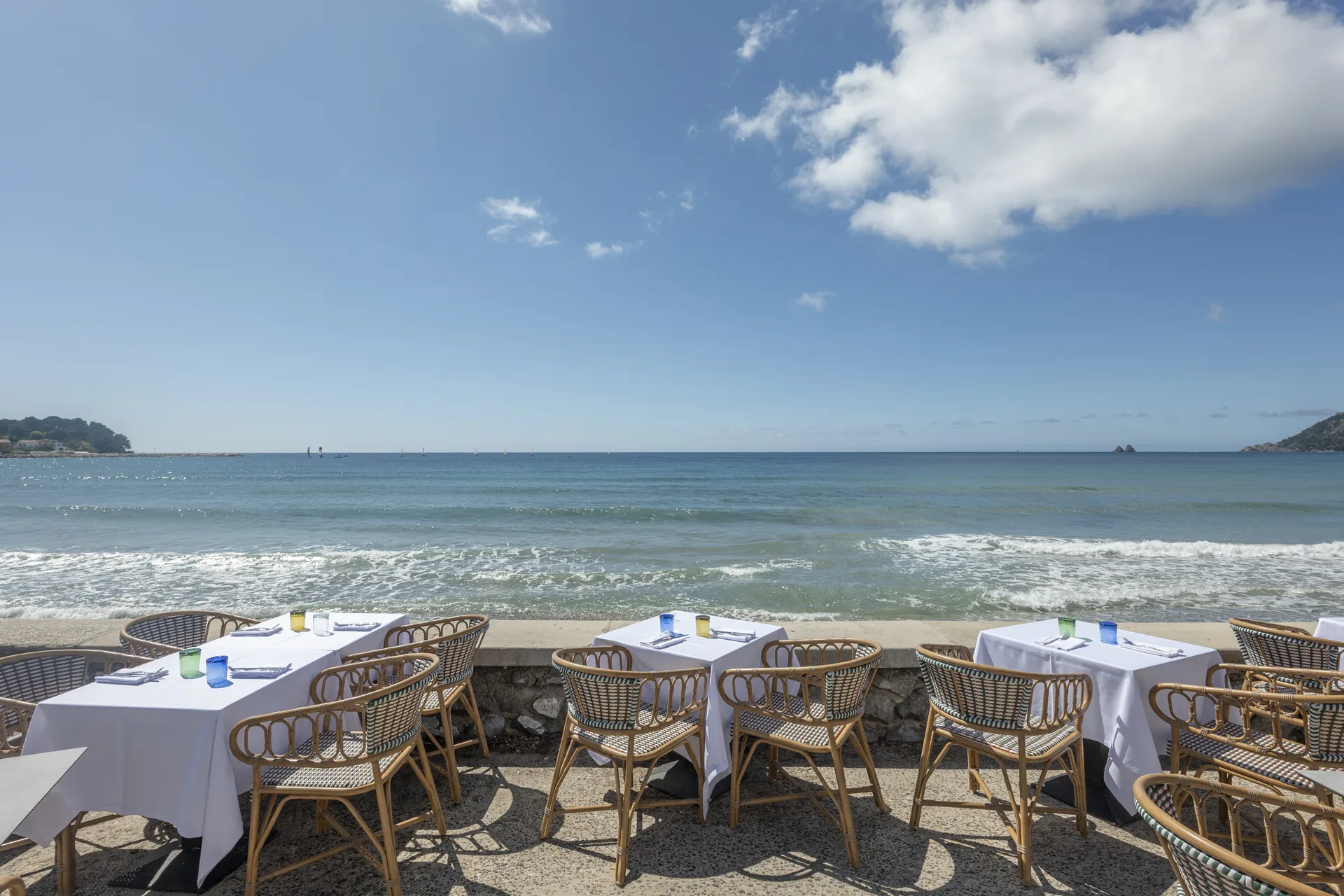 Tables dressées face à la baie des Sablettes