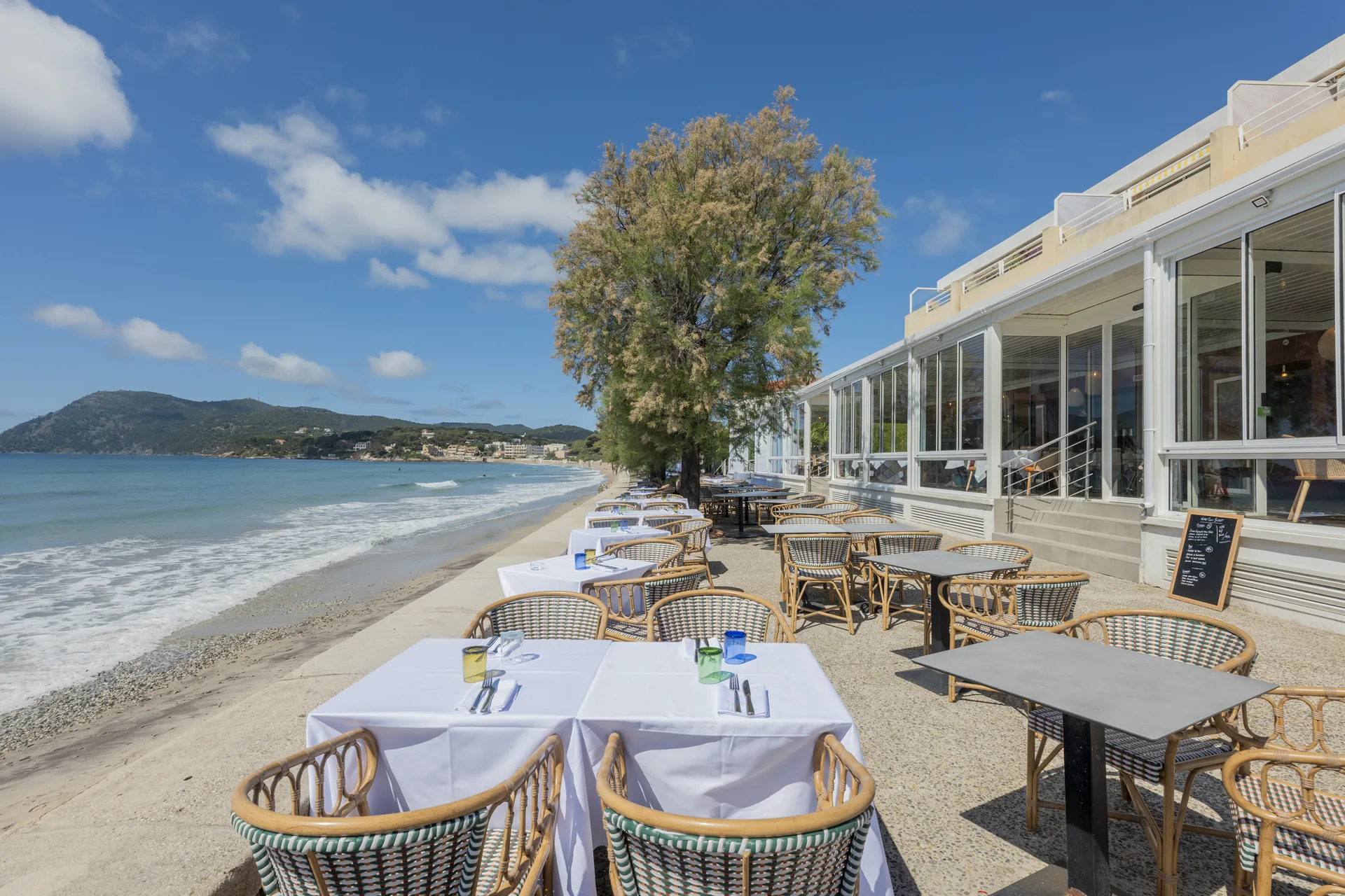 Tables dressées au bord de la plage