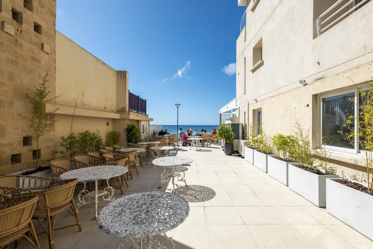 Terrasse ensoleillée