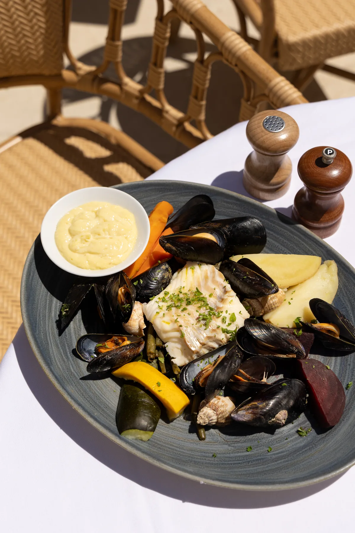 Aïoli maison : poisson, moules et légumes de saison