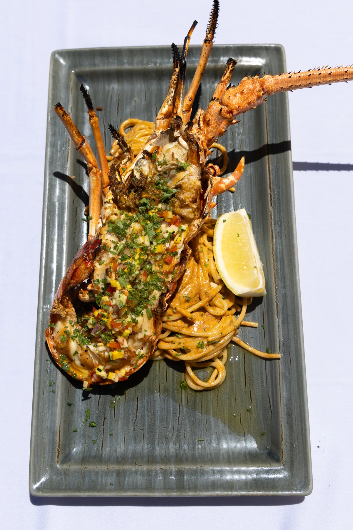 Demi-langouste grillée et pâtes à l'ail