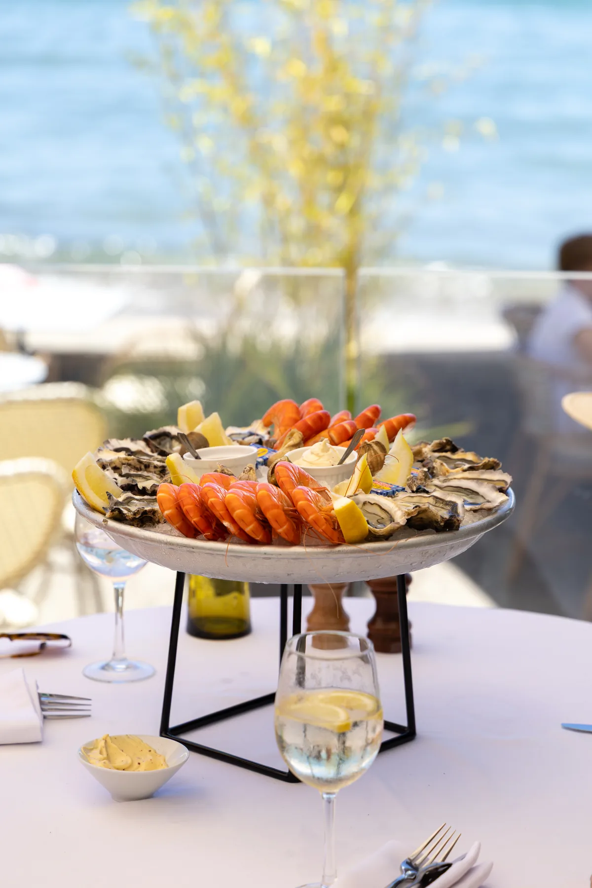 Plateau de fruits de mer servi face à la mer