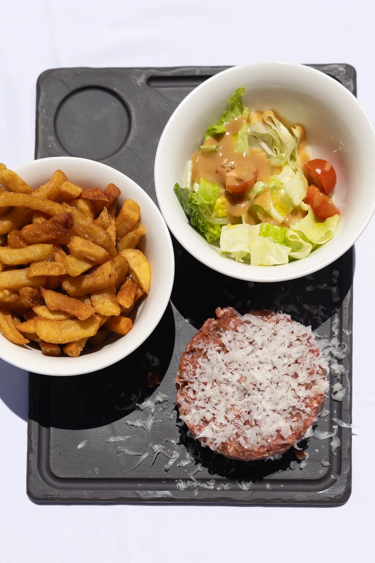 Tartare de bœuf coupé au couteau et frites maison