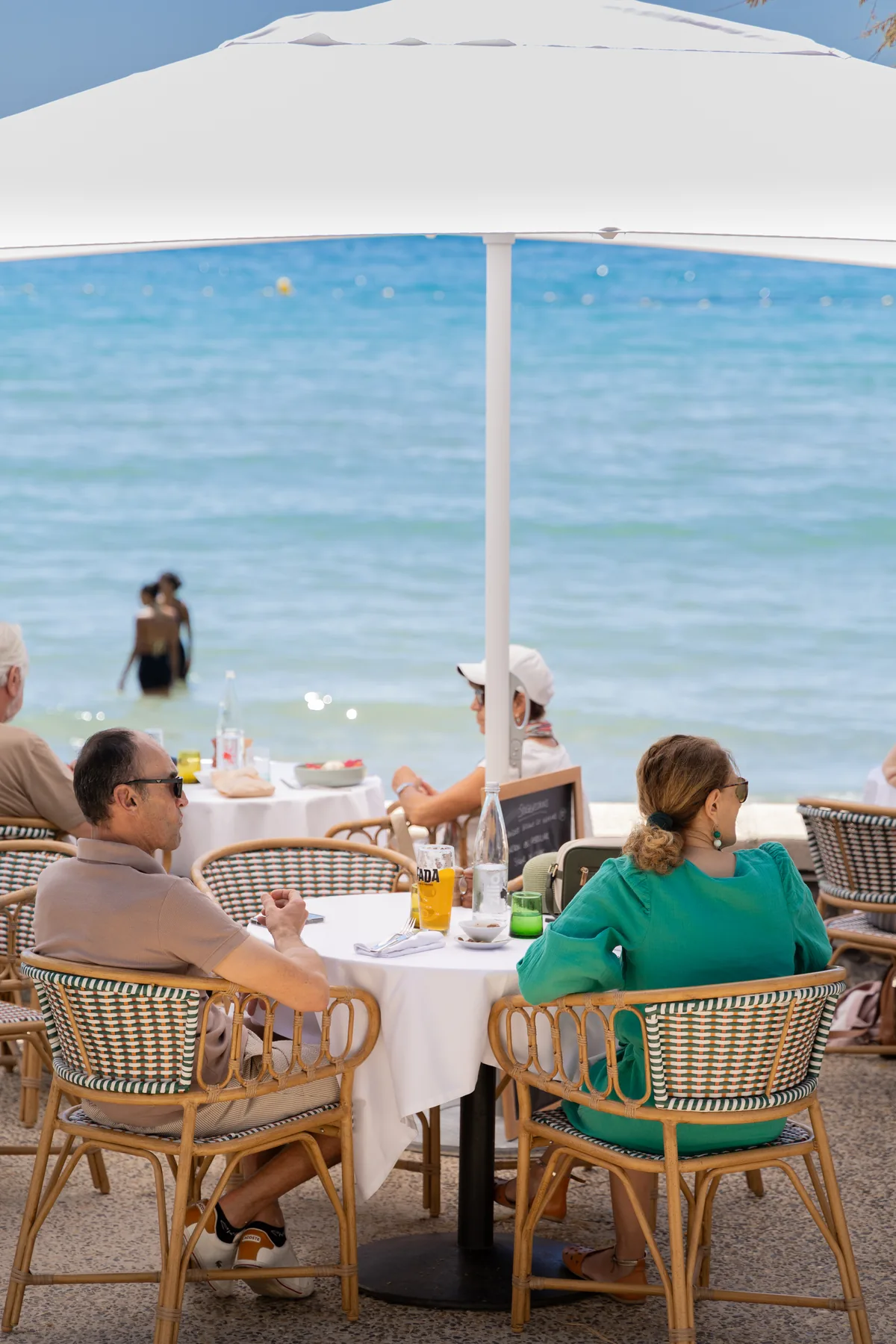Terrasse ombragée face à la mer, baie des Sablettes
